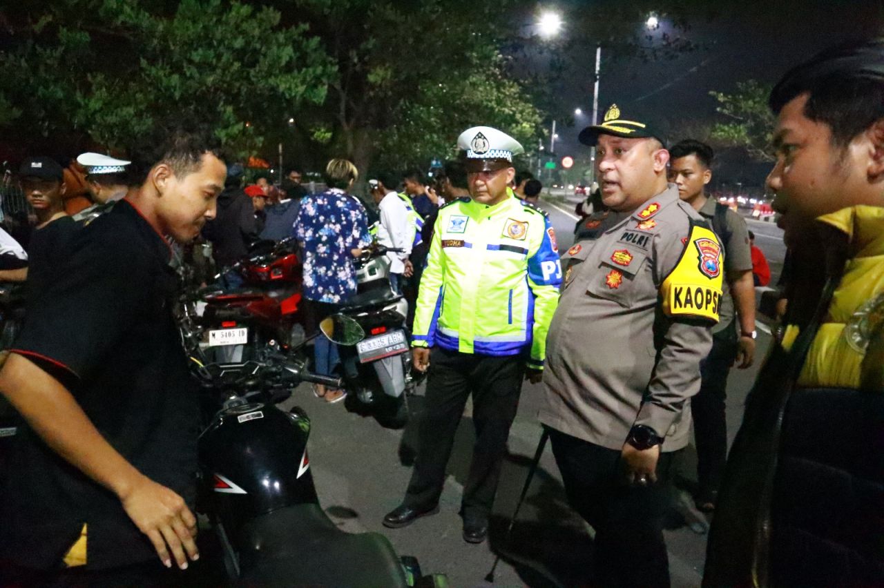 Polres Pelabuhan Tanjung Perak Tindak Puluhan Knalpot Brong di Kawasan Suramadu