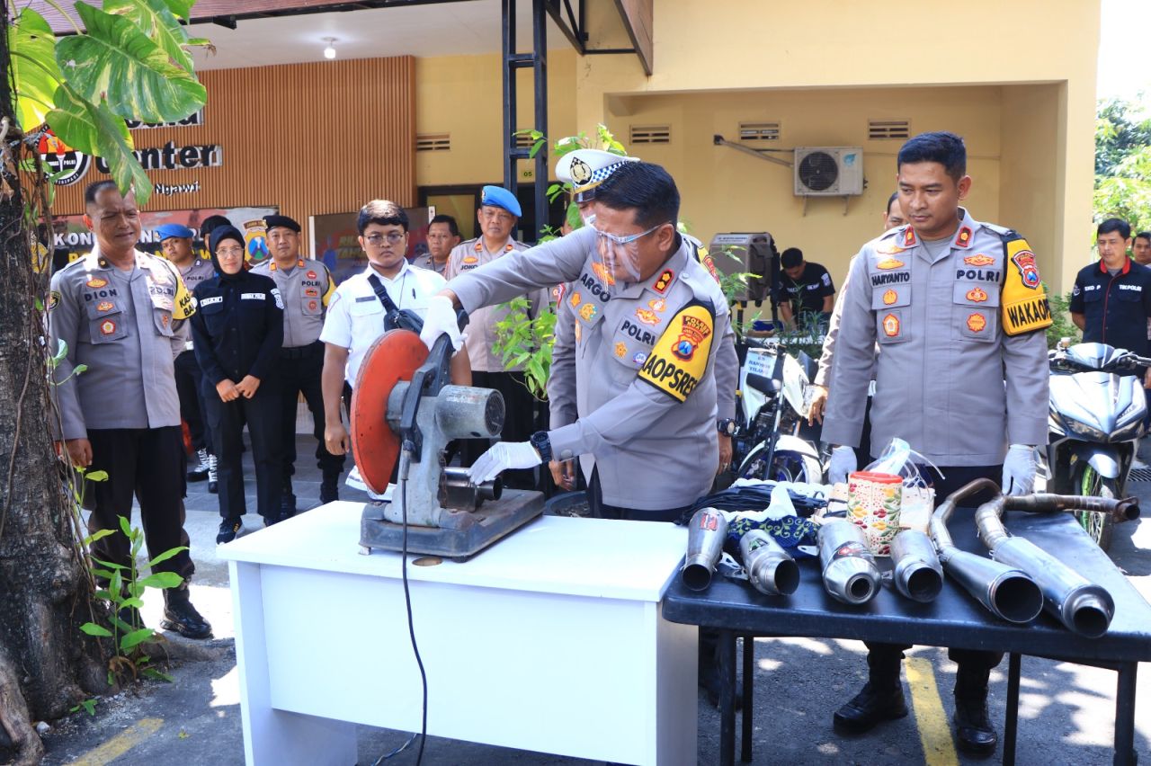 Polres Ngawi Musnahkan Ratusan  Knalpot Brong