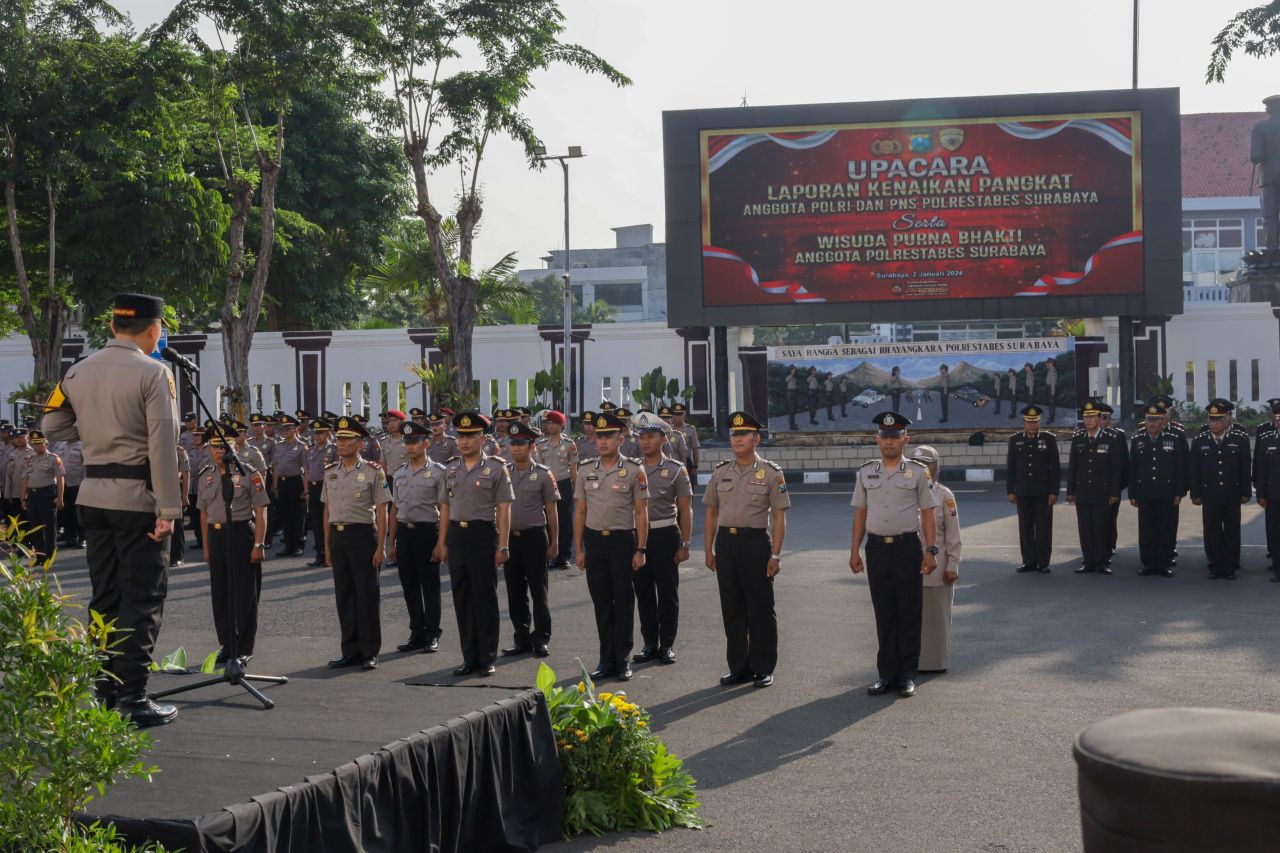 Kapolrestabes Surabaya Pimpin Upacara Kenaikan Pangkat 158 Personel