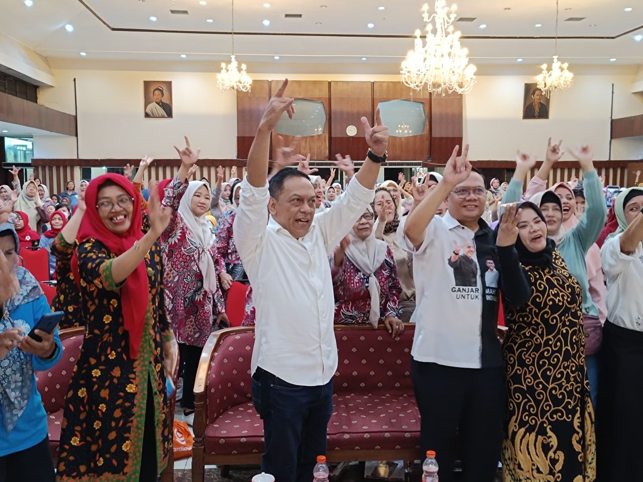 Gelar Gathering, Caleg PDI Perjuangan Bersama Emak-emak Komitmen Menangkan Ganjar-Mahfud