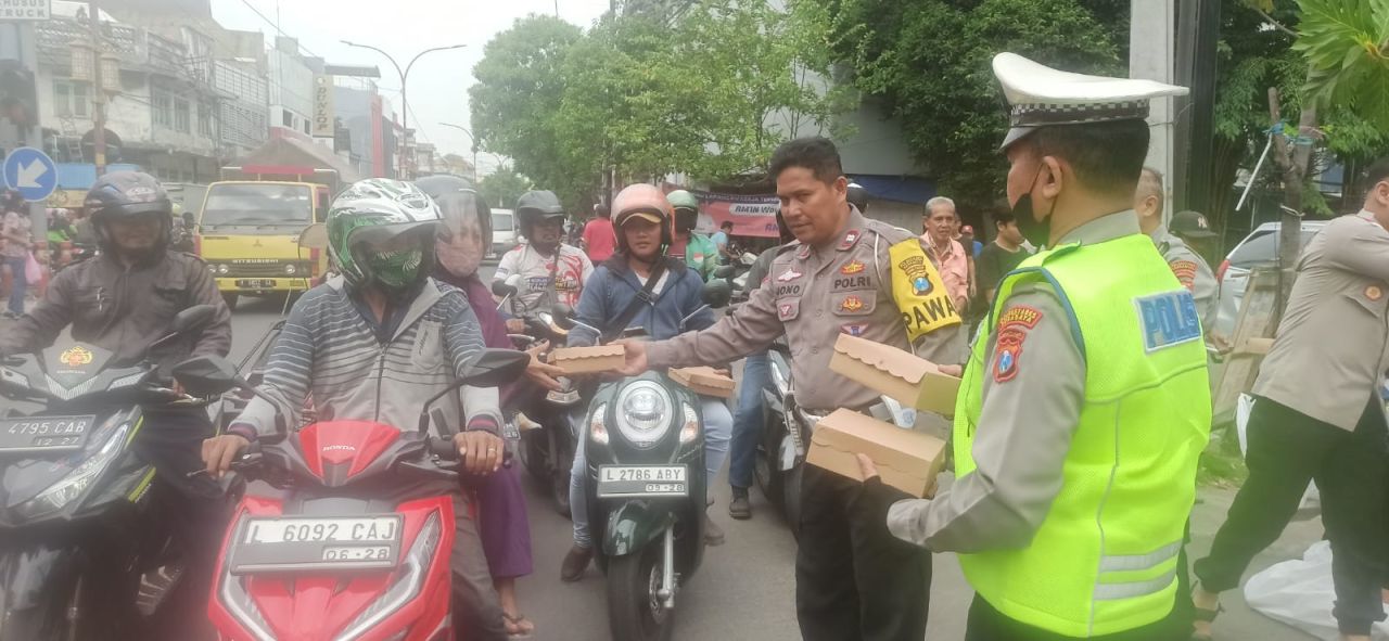 Polsek Simokerto Berbagi Berkah, Bagikan Ratusan Nasi Kotak