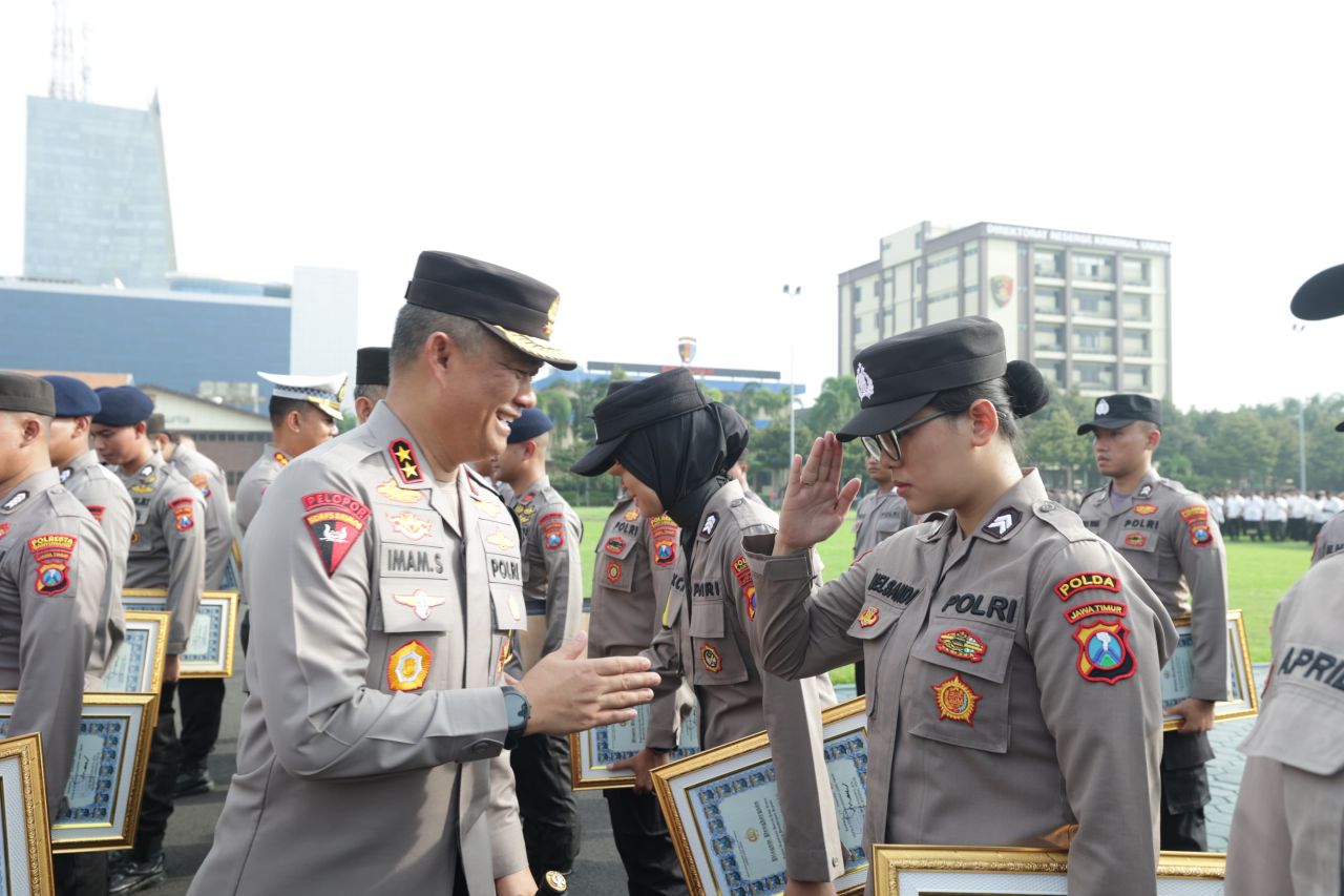 Berprestasi Puluhan PNS dan Personel Polri Raih Penghargaan dari Kapolda Jatim