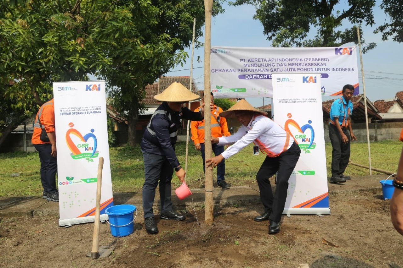 Go Green, Daop 8 Surabaya Dukung Pelestarian Lingkungan Melalui Program Penanaman 1 Juta Pohon