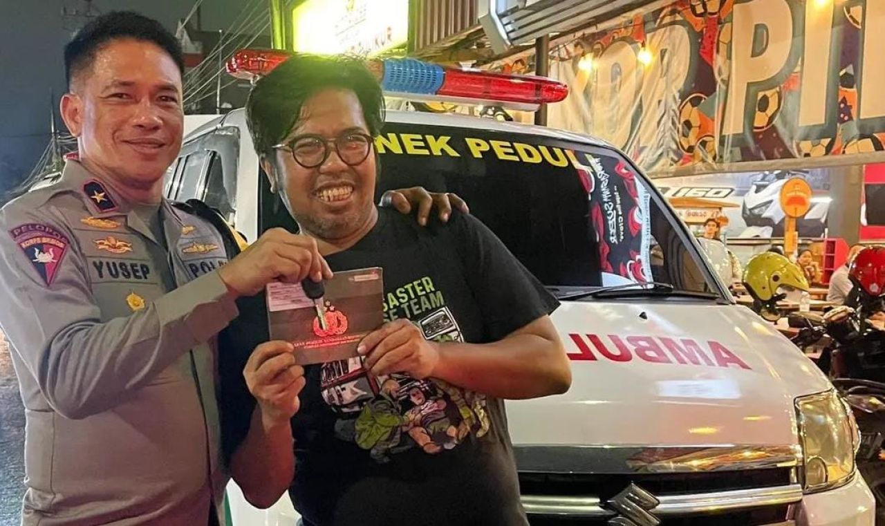 Bentuk Apresiasi, Polda Jatim Beri Satu Unit Ambulance untuk Bonek Rescue