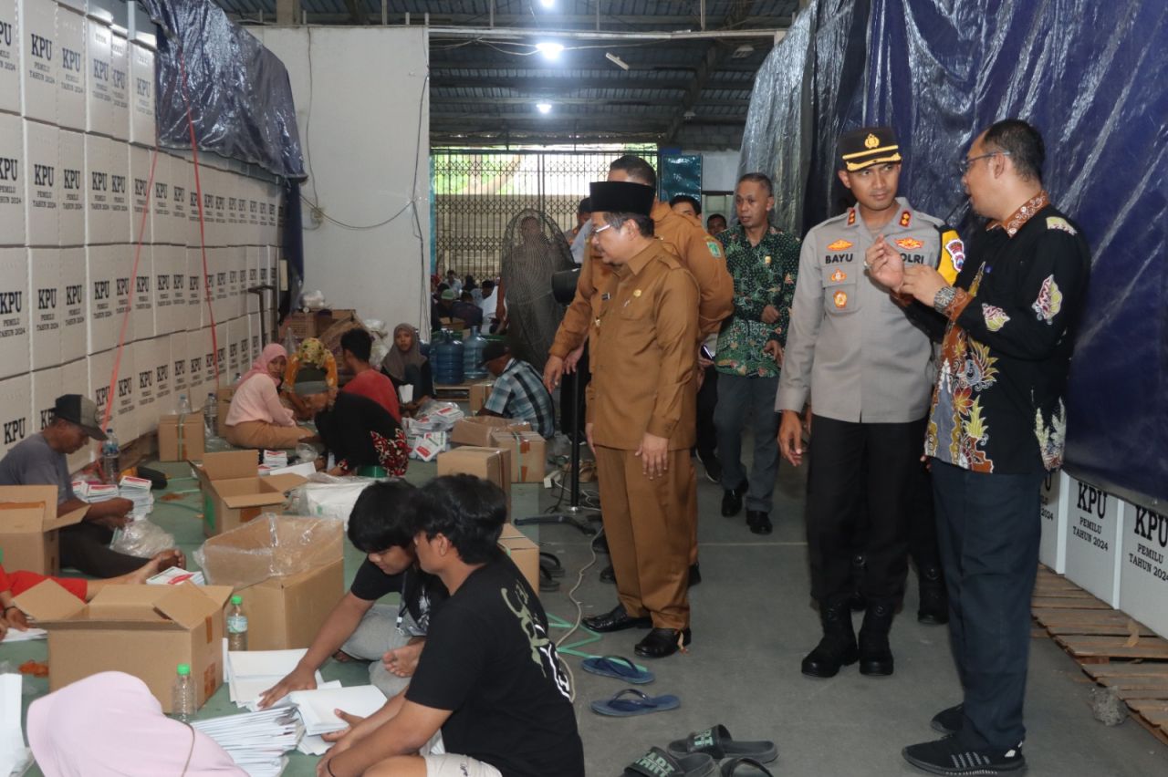 Bersama Forkompinda Polres Pasuruan Tinjau  Proses Pelipatan Surat Suara Pemilu 2024