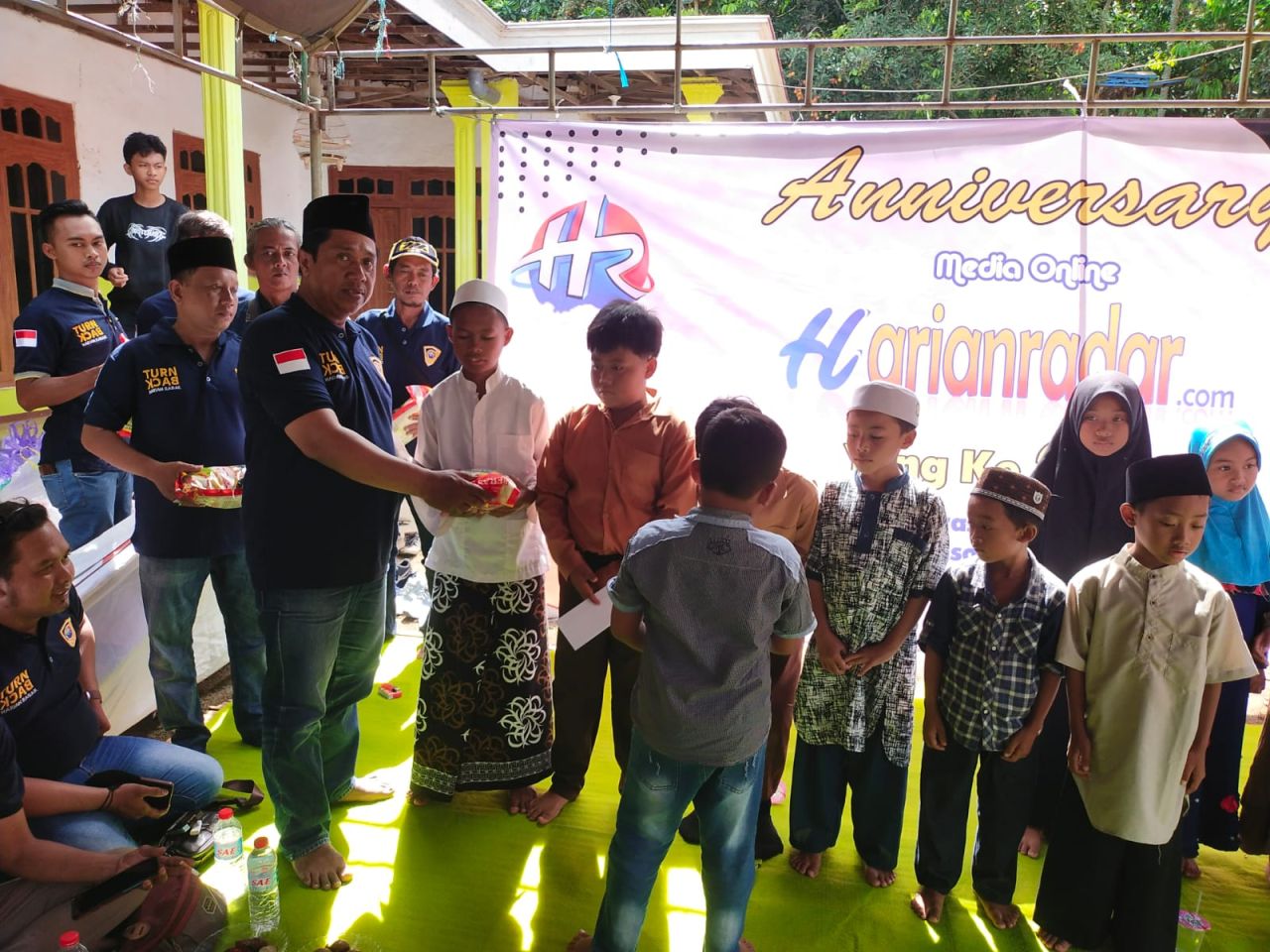 HUT Harianradar ke-3, Santuni Yatim dan Potong Tumpeng