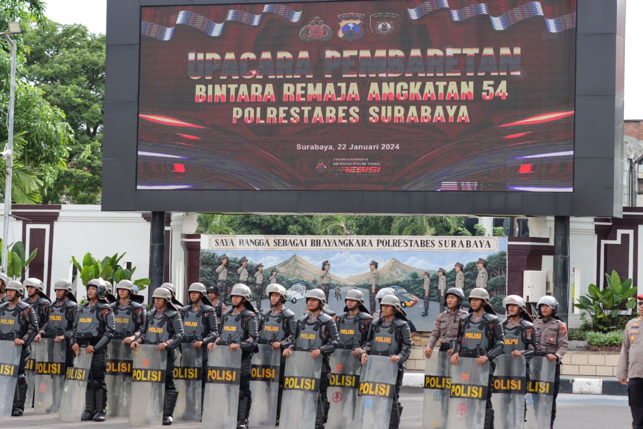 Puluhan Bintara Mengikuti Tradisi Pembaretan Bintara Remaja Polrestabes Surabaya