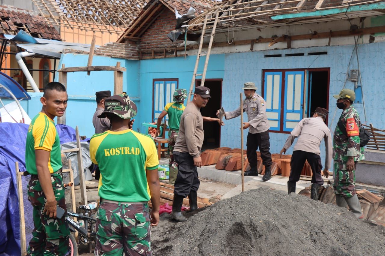 Polisi bersama TNI Bersihkan Puing-puing Rumah Warga Terdampak Puting Beliung