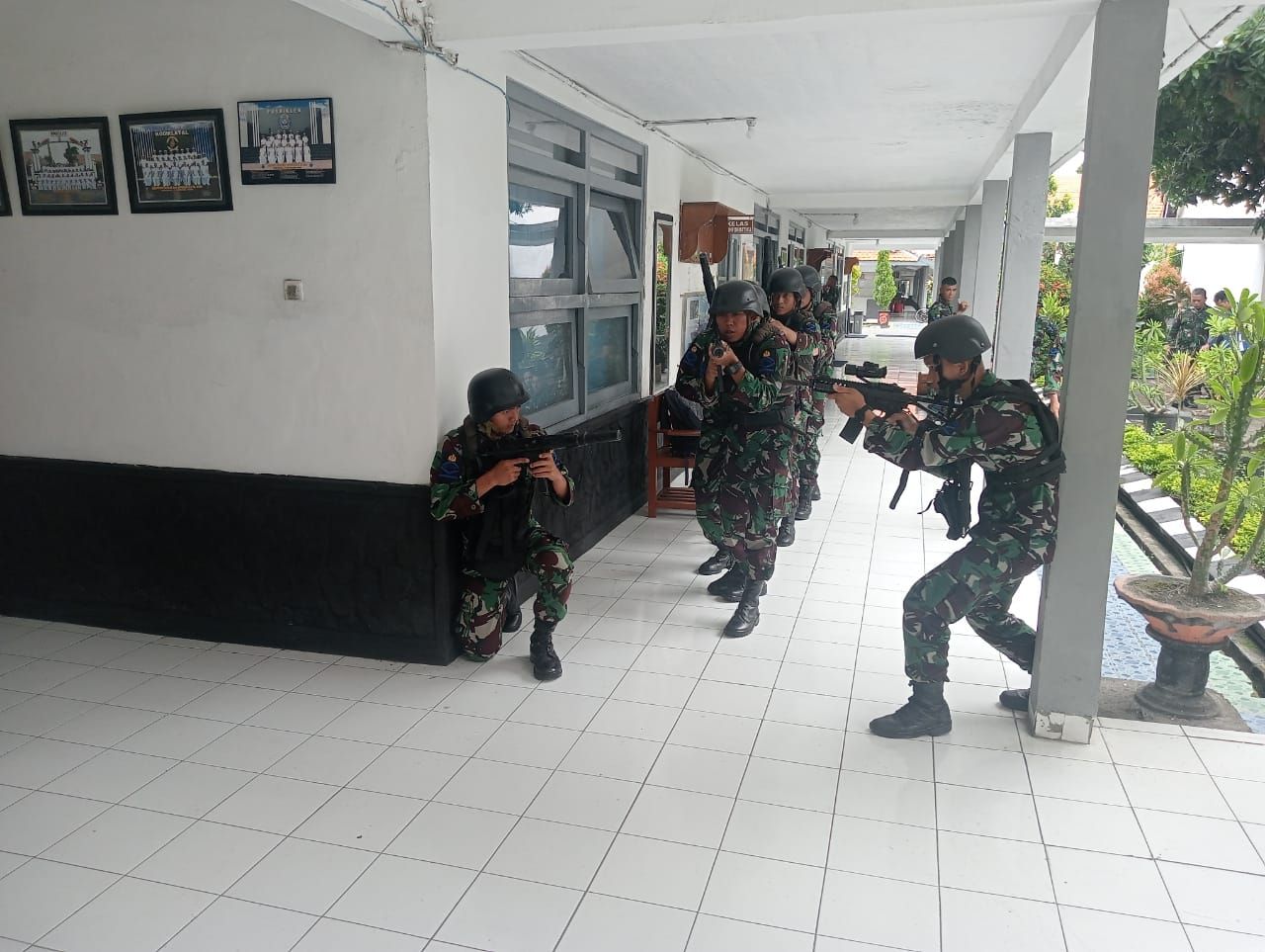 Dipimpin Dua Instruktur Siswa Dikmata Mengikuti Latihan VBSS