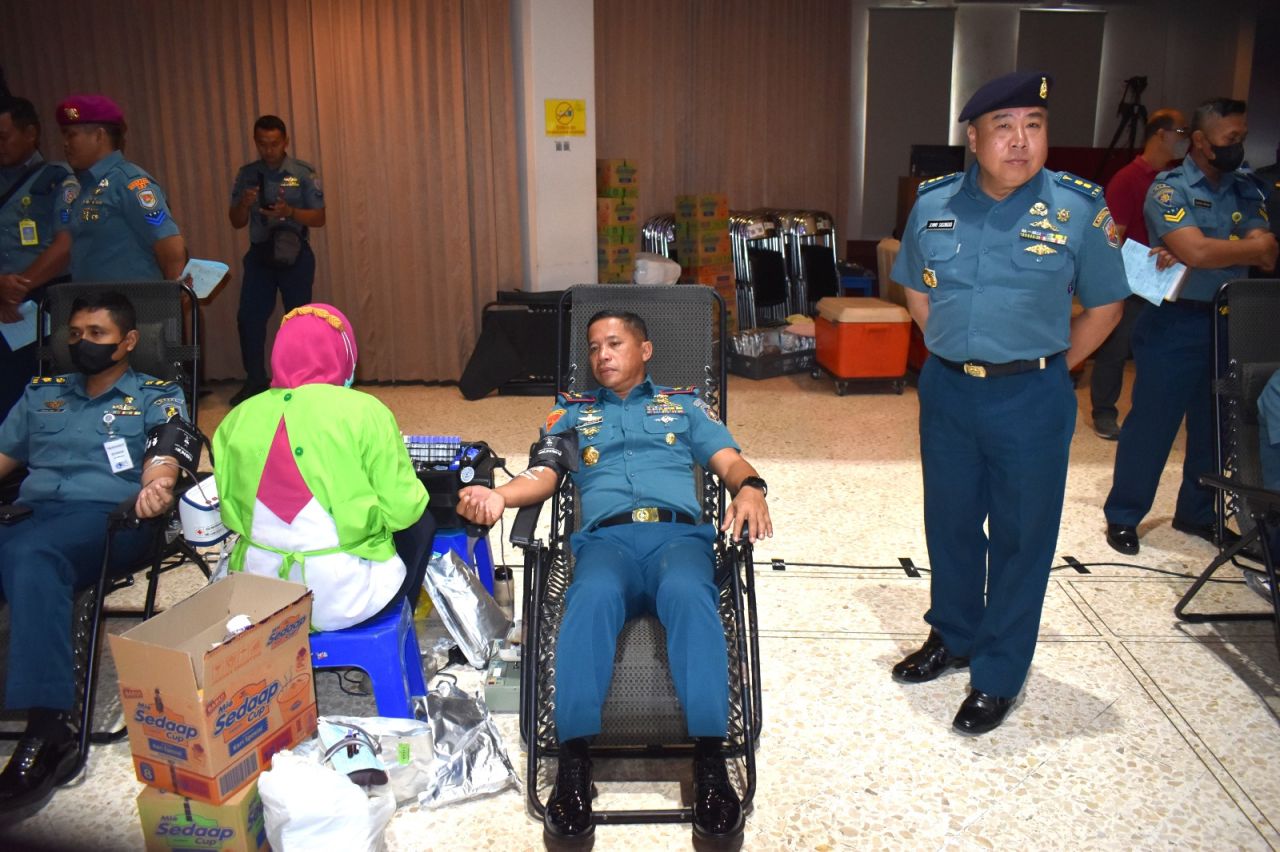 Kasih Natal, Dankodikmar Pimpin Donor Darah hingga Kunjungi Panti Jompo