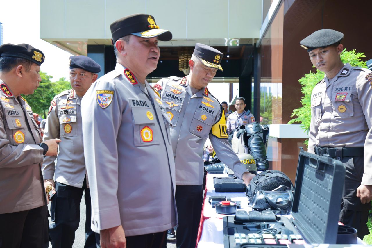 Kabaharkam Polri Cek Personel dan Peralatan Pengamanan di Polda Jatim