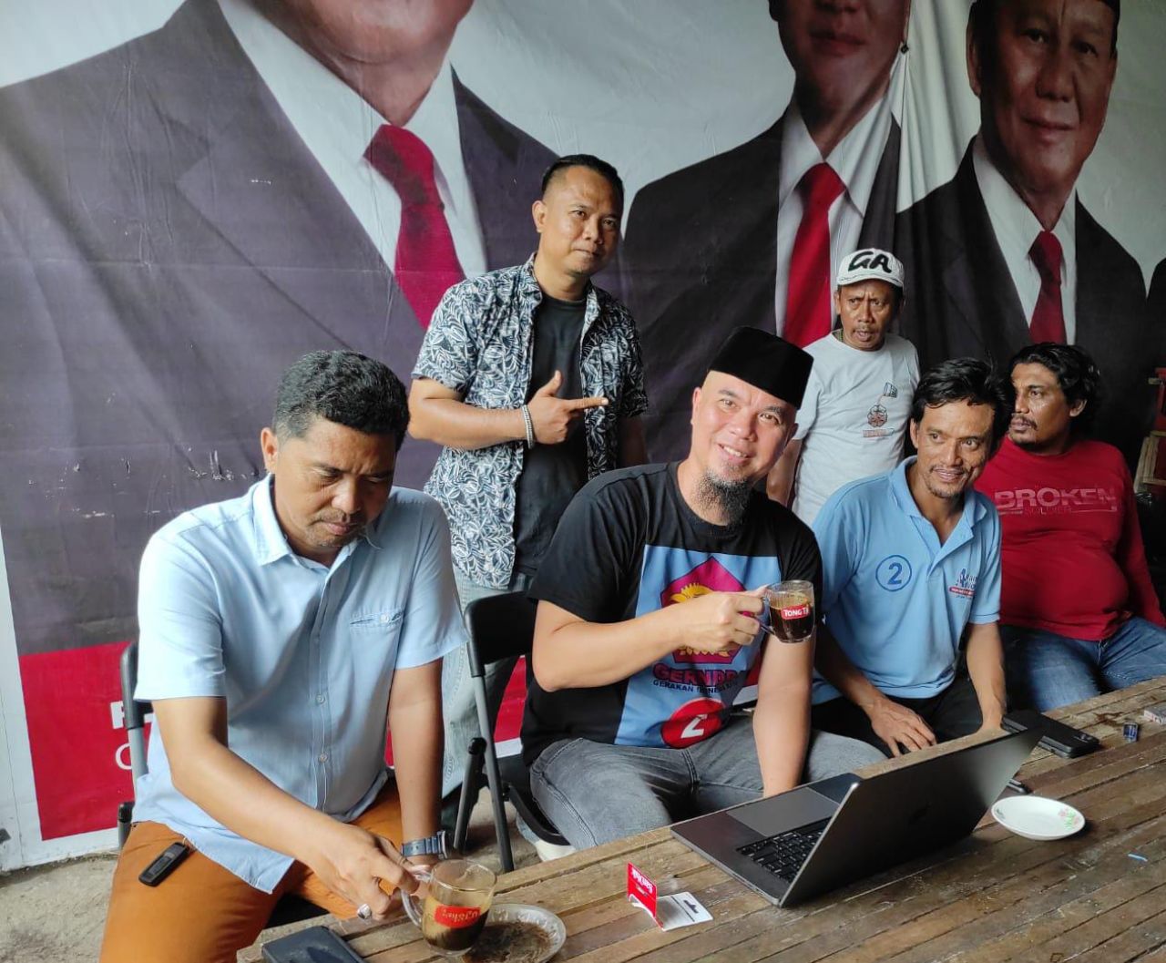 Caleg Gerindra Ahmad Dhani "Ngopi Bareng" Bersama Relawan Pendowo Surabaya