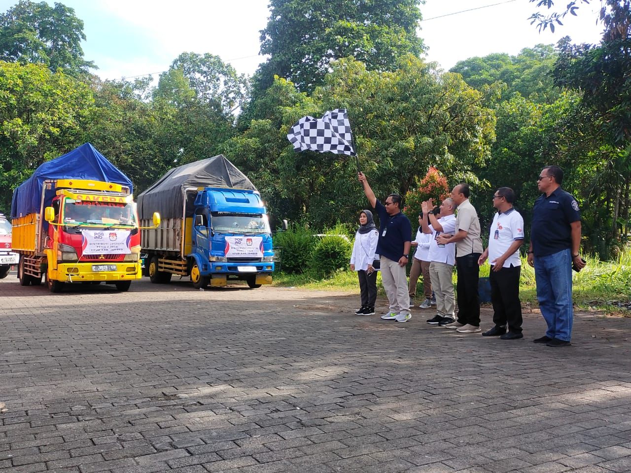 Polisi Kawal Distribusi Logistik Pemilu di Jember