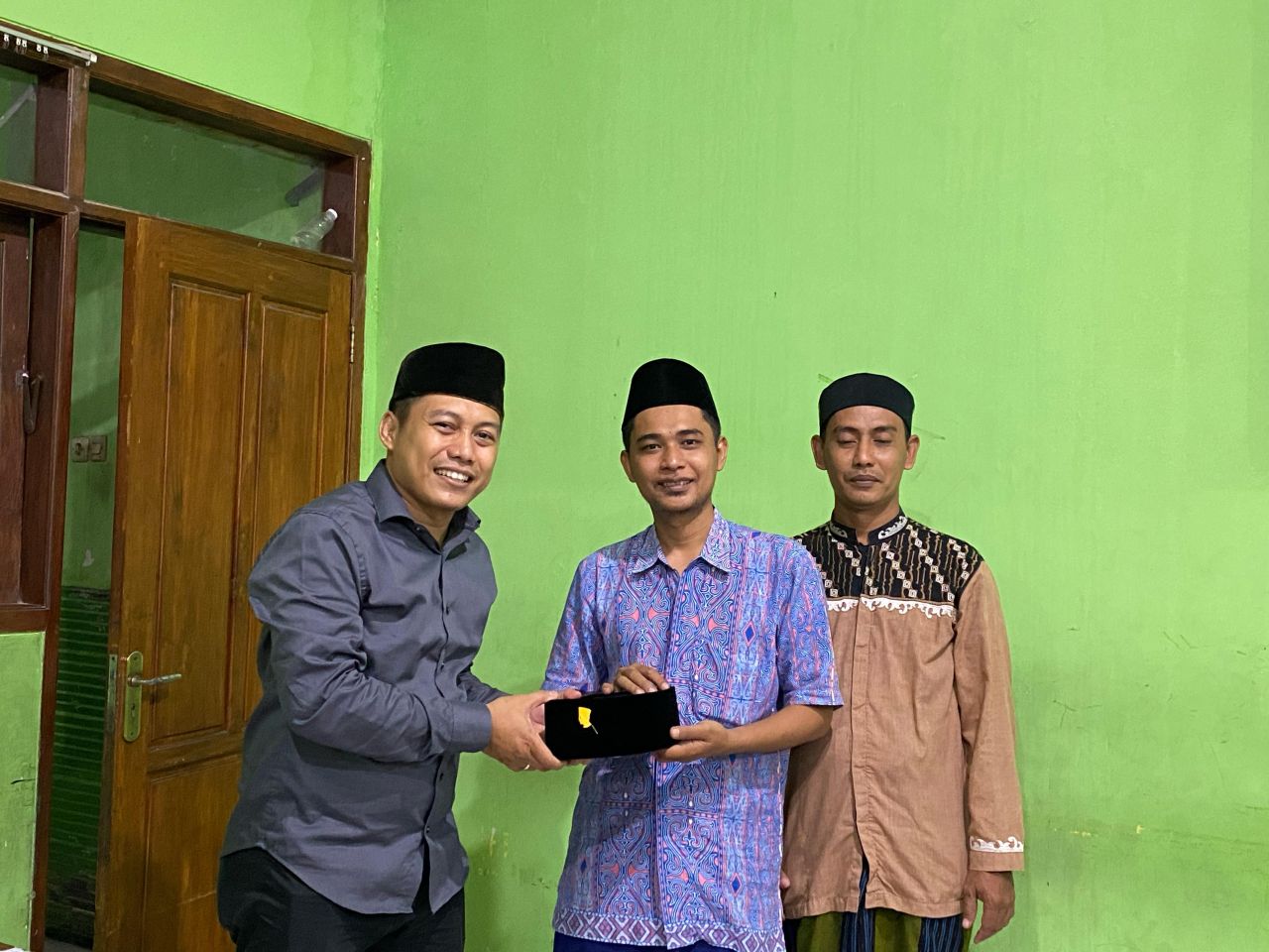 Simbol Ketaqwaan, Cak Ghoni Beri Bantuan Peci ke Guru TPQ Kecamatan Bulak