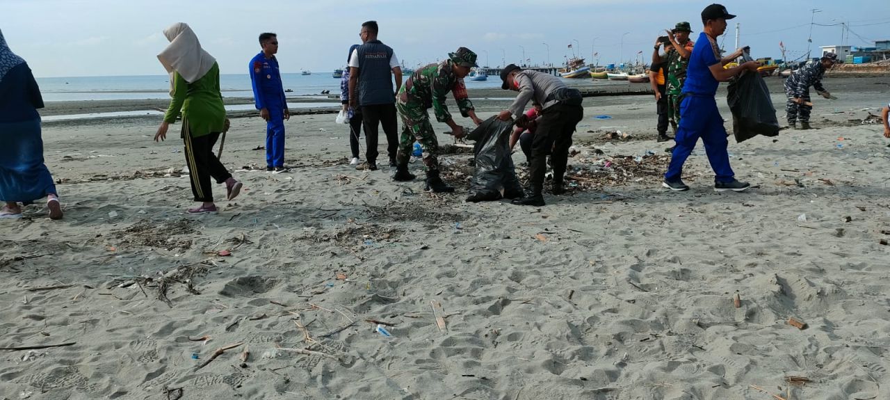 Jaga Kebersihan, Polisi bersama TNI "Sapu Bersih Sampah Laut"