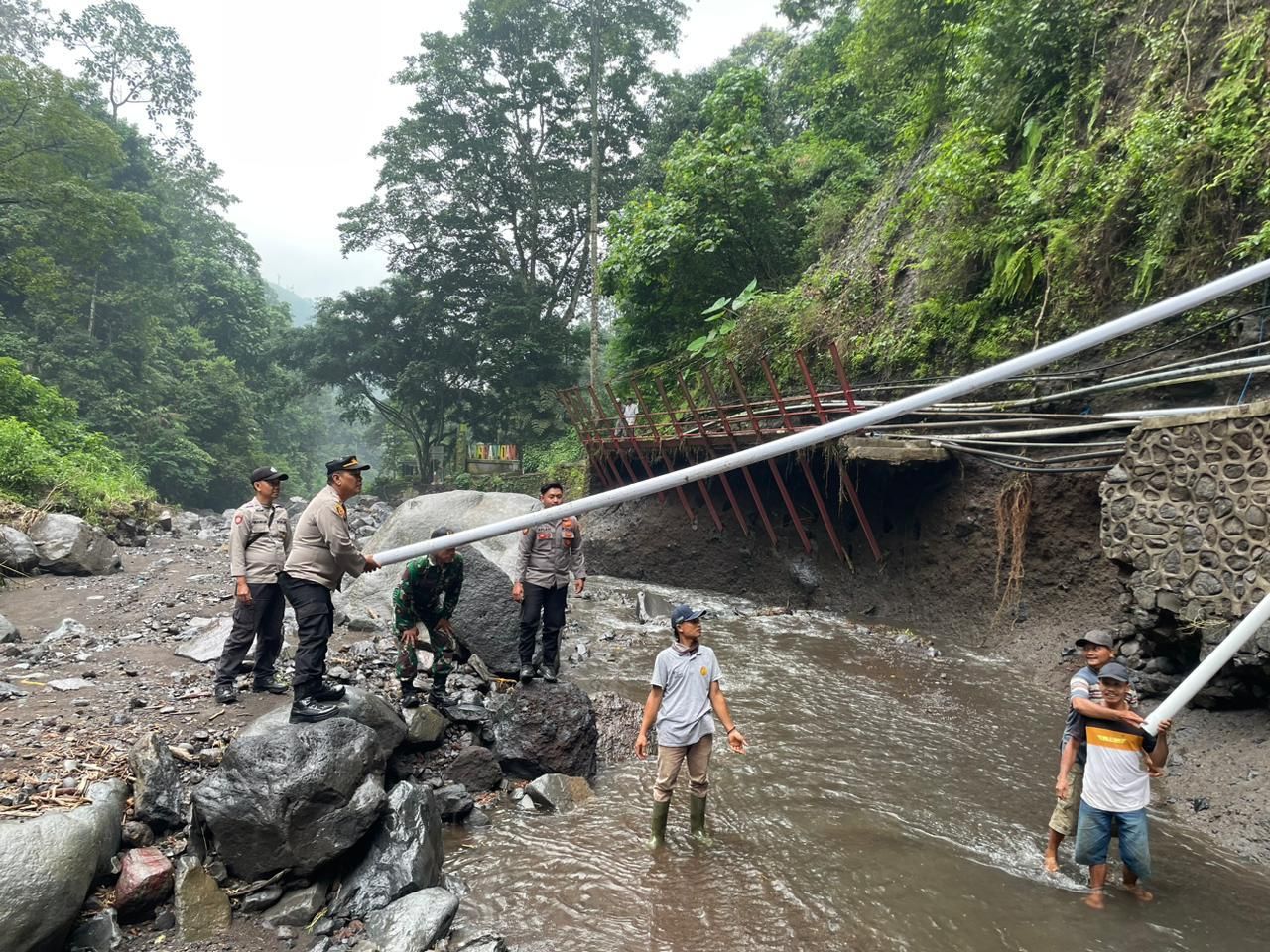 Gotong Royong Polisi dan Warga Perbaiki Pipa Pasca Banjir di Lumbang Probolinggo