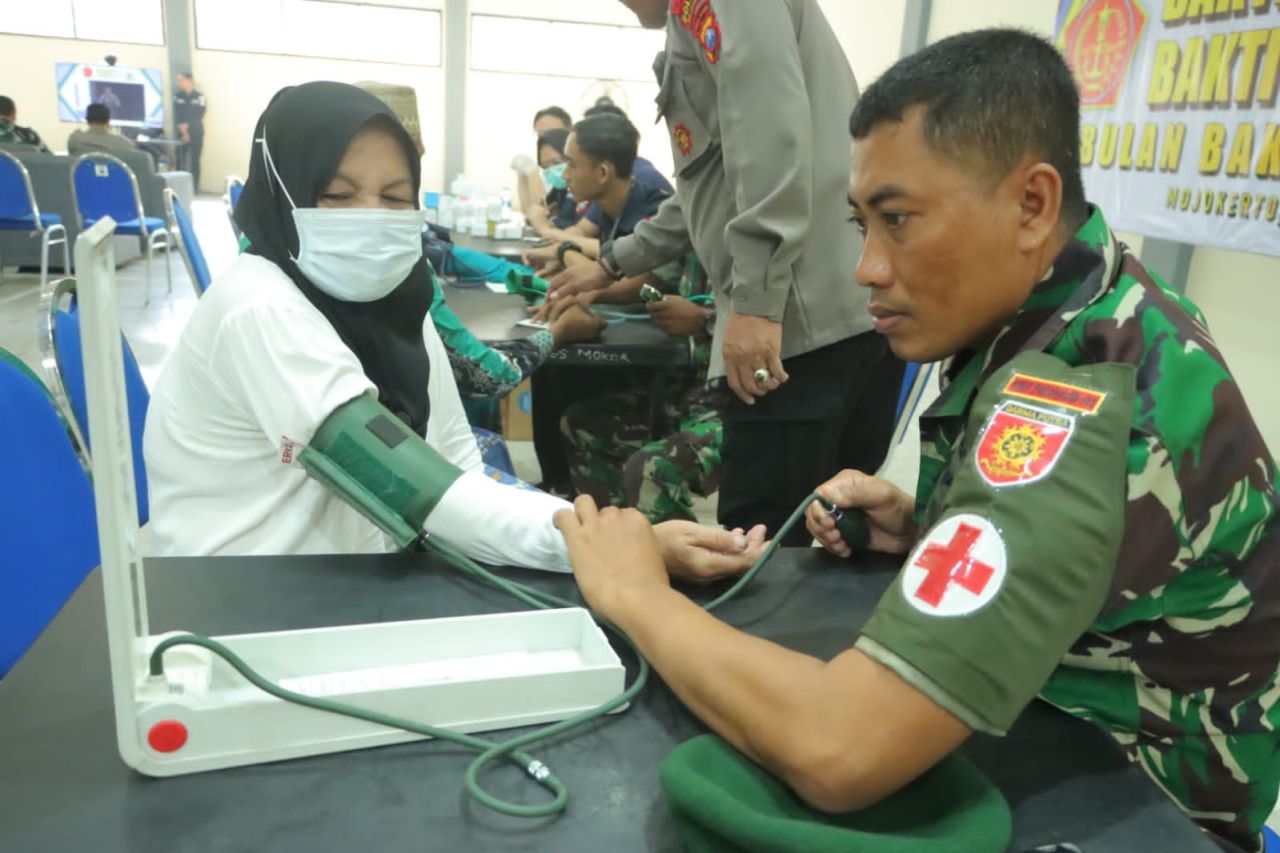 Bakti Kesehatan Polres dan Kodim Mojokerto Berikan Pengobatan Gratis