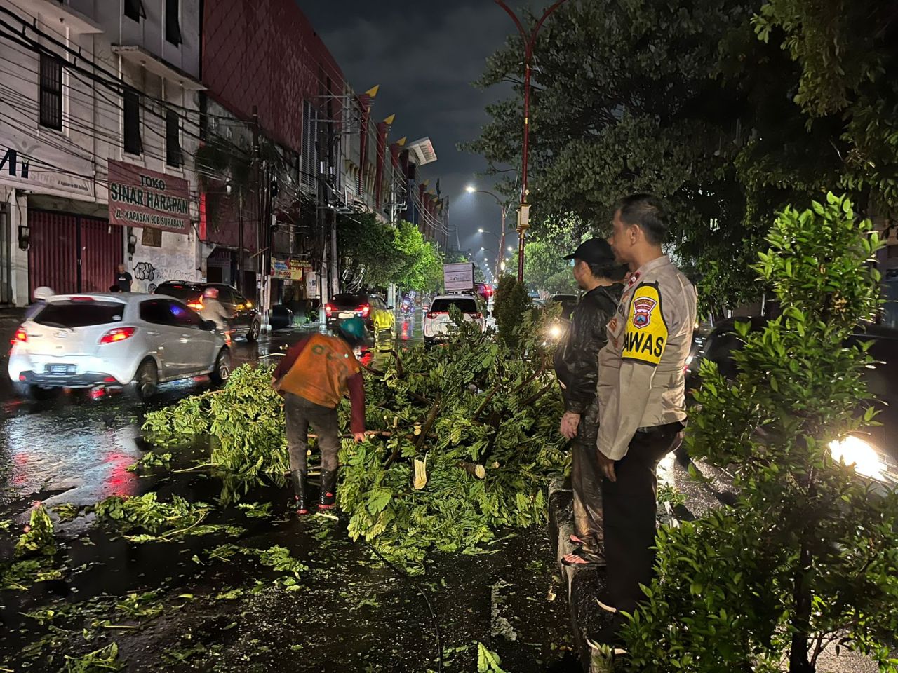 Polsek Simokerto Selamatkan Pengemudi Honda BR-V Tertimpa Pohon di Depan Pasar Kapasan