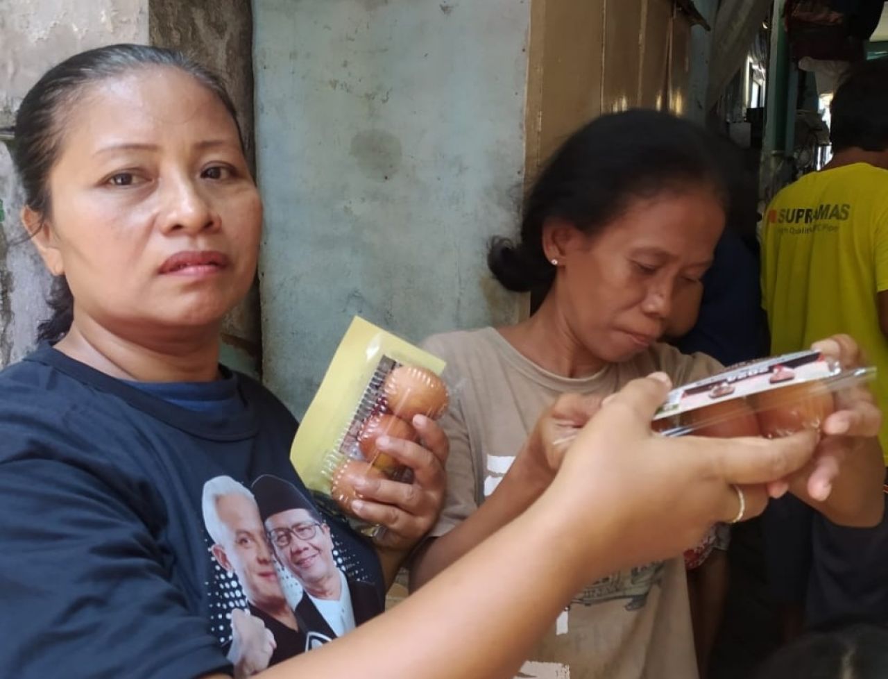 Gerakan Sosial, Relawan Ganjar For Presiden Bagikan Telur ke Warga Masyarakat