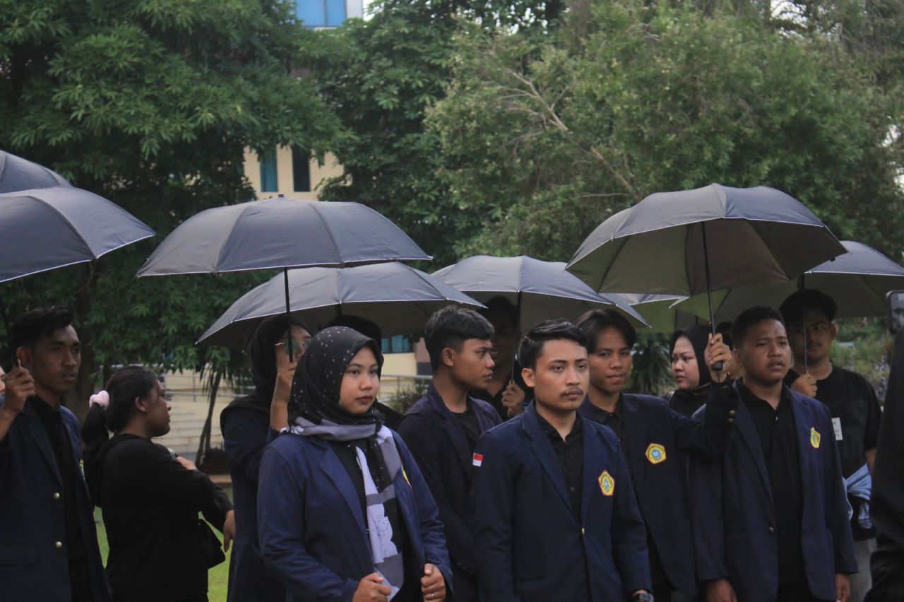 Prihatin Terhadap Kondisi Demokrasi, BEM KM UTM Aksi Menggunakan Payung Hitam