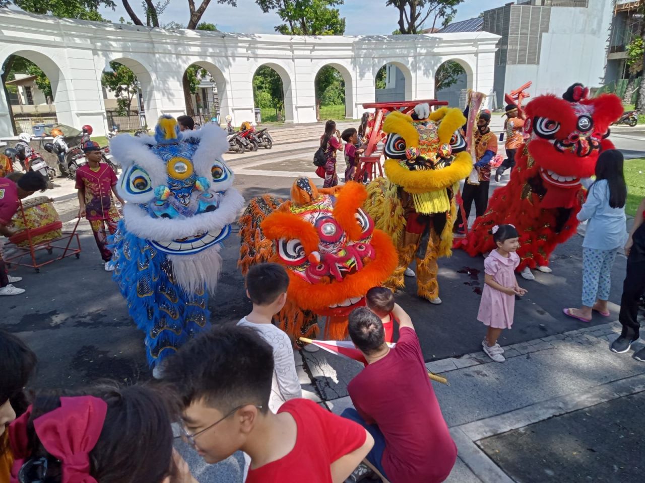 Perayaan Imlek, Warga Raffles Garden Citraland Dihibur Atraksi Barongsai