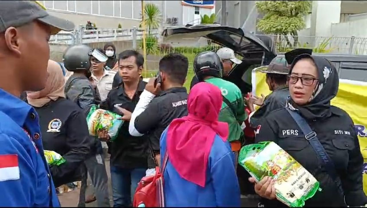 Memperingati HPN 2024 AMI Bagikan Ratusan Paket Sembako