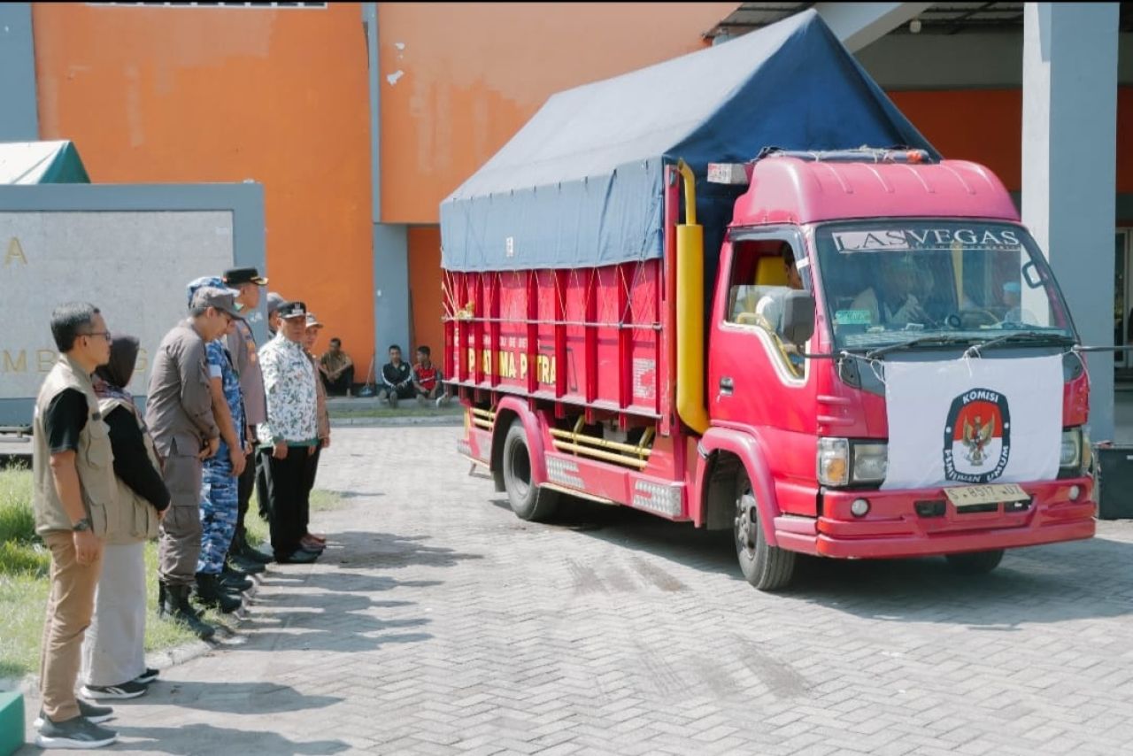 Polisi Lakukan Pengawalan Distribusi Logistik di Jombang