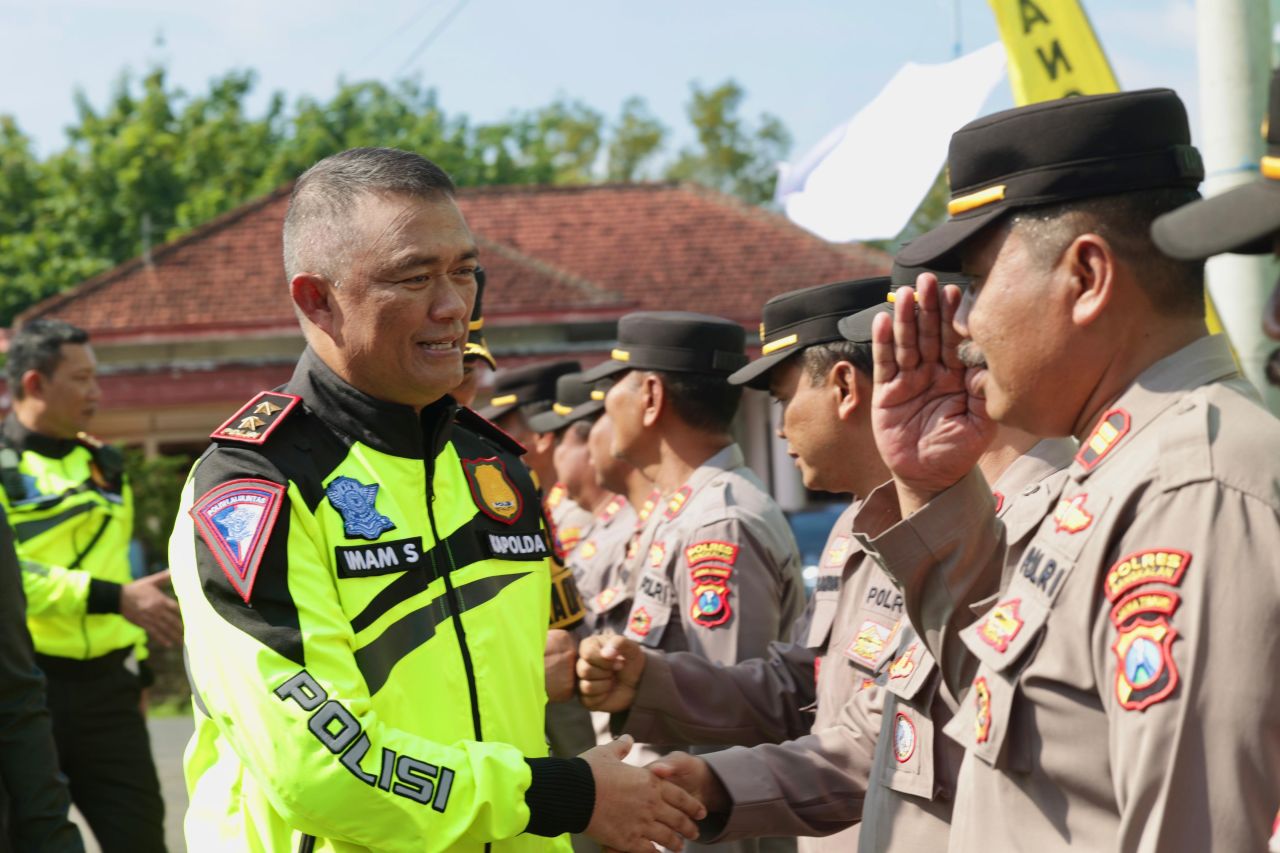 Pastikan Pemilu Kondusif, Polda Jatim Patroli Bermotor ke Madura