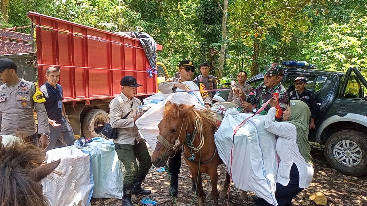 Serunya Polres Jember Mengawal Distribusi Logistik Pemilu 2024 di Daerah Terpencil