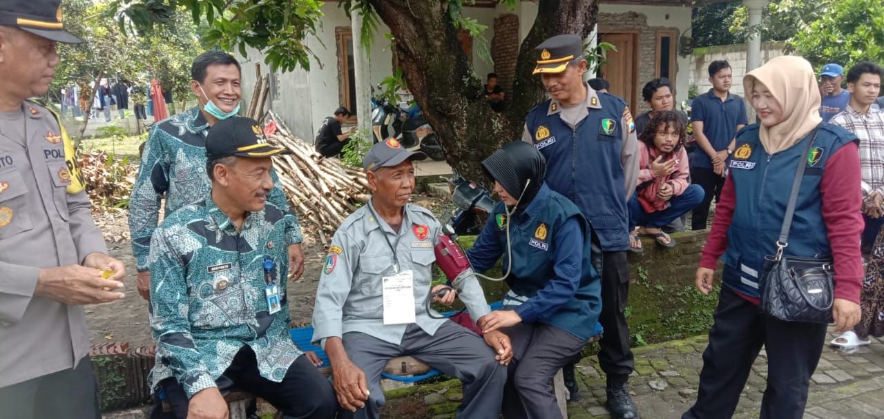 Sidokkes Polres Jombang Cek Kesehatan Petugas Pam Pemilu dan KPPS