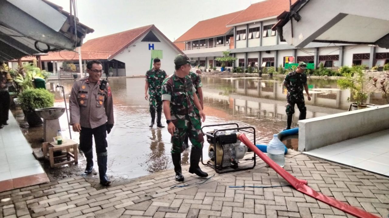 TNI-POLRI hingga BPBD Bahu Membahu Tangani Banjir Sidoarjo