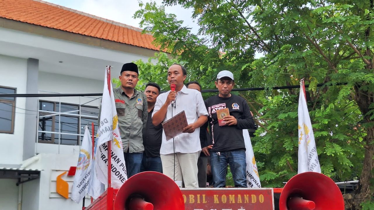 Kecewa, Aliansi Madura Indonesia Demo Bawaslu Surabaya