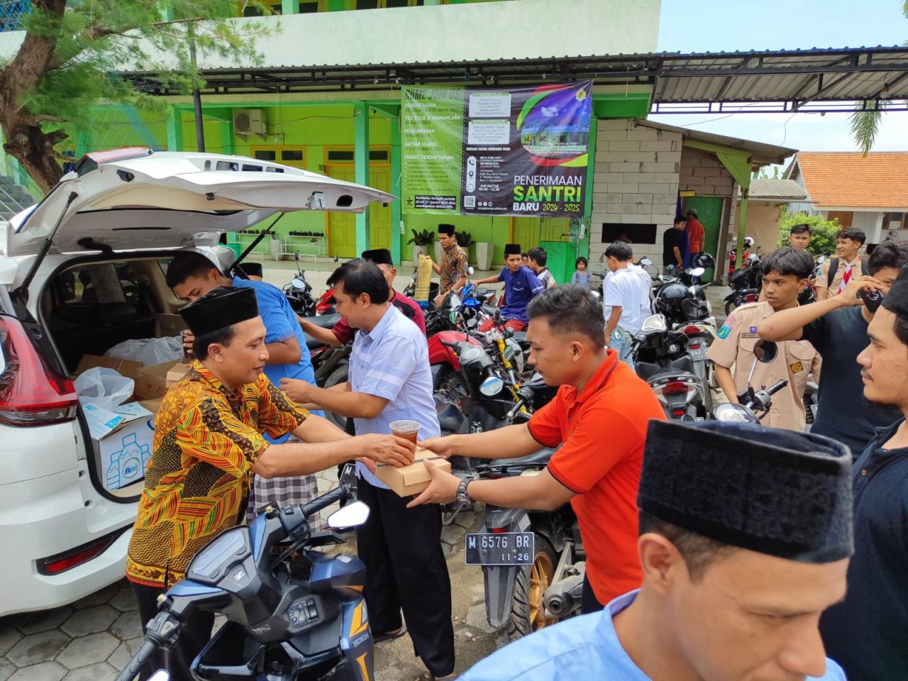 Jum'at Berkah, Pegadaian Kanwil XII Bagikan Ribuan Makanan Siap Saji Kepada Masyarakat