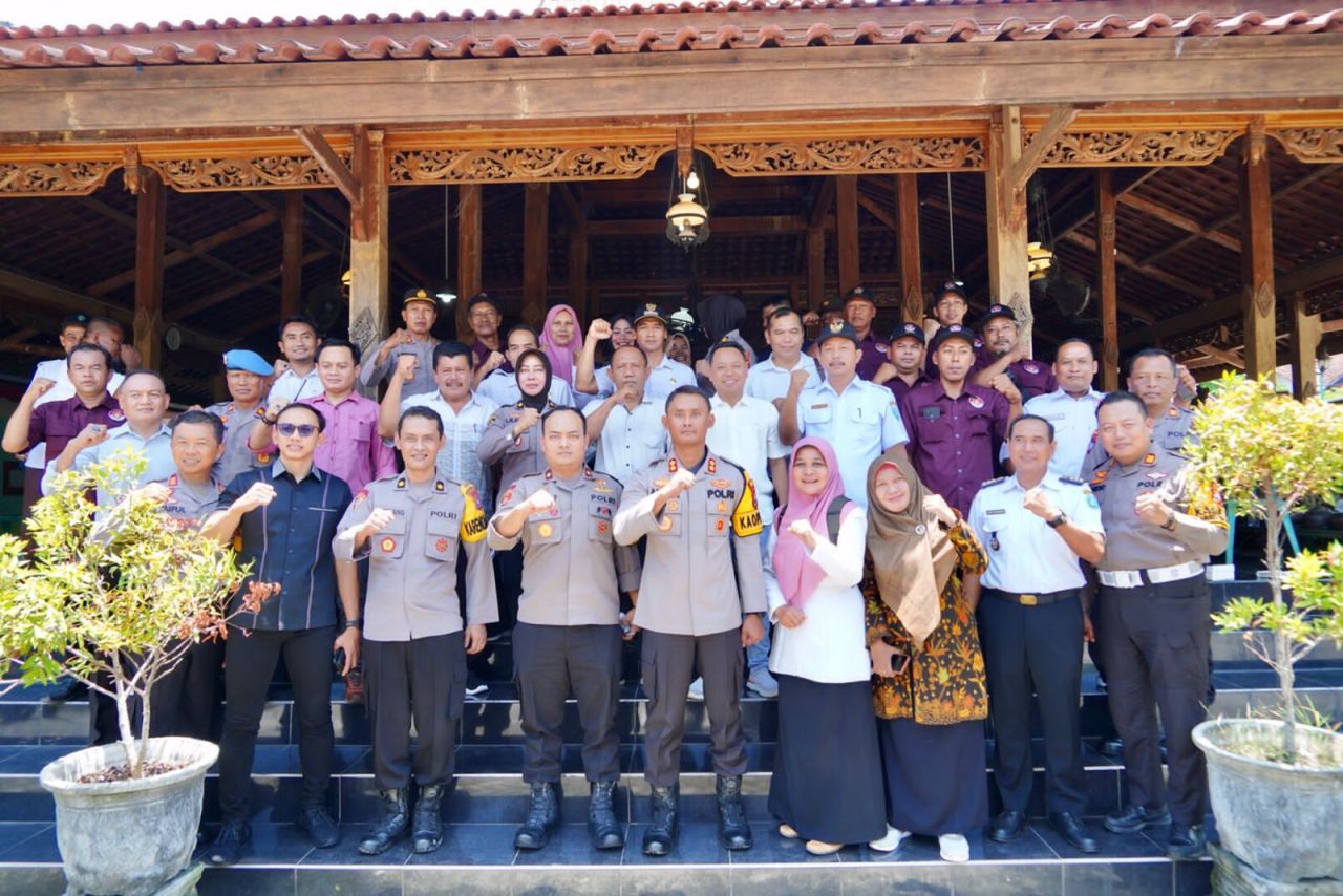 Cooling System Usai Pemungutan Suara, Polres Ponorogo Cangkruan Bersama Warga