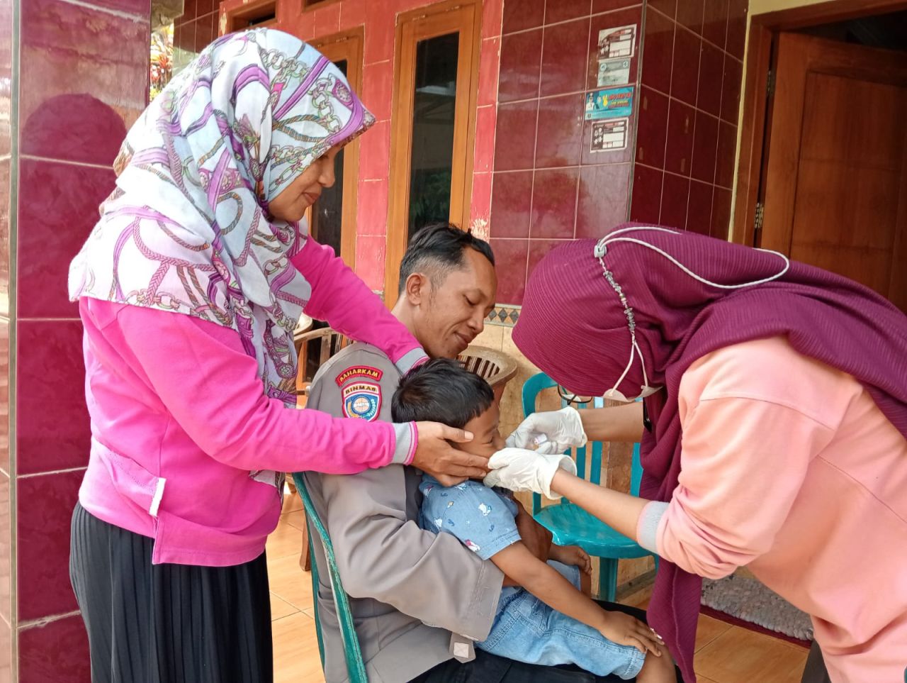 Pendidikan & Kesehatan Sukseskan Program Imunisasi Polio Polres Ngawi Terjunkan Bhabinkamtibmas