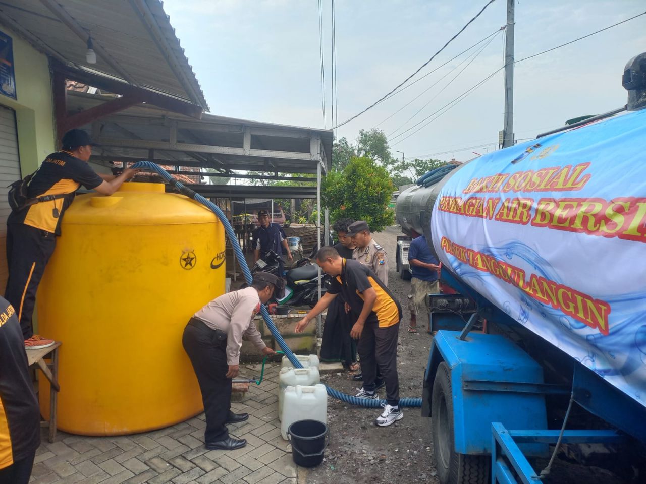 Warga Tanggulangin Sidoarjo Terdampak Banjir, Dapat Bantuan Air Bersih