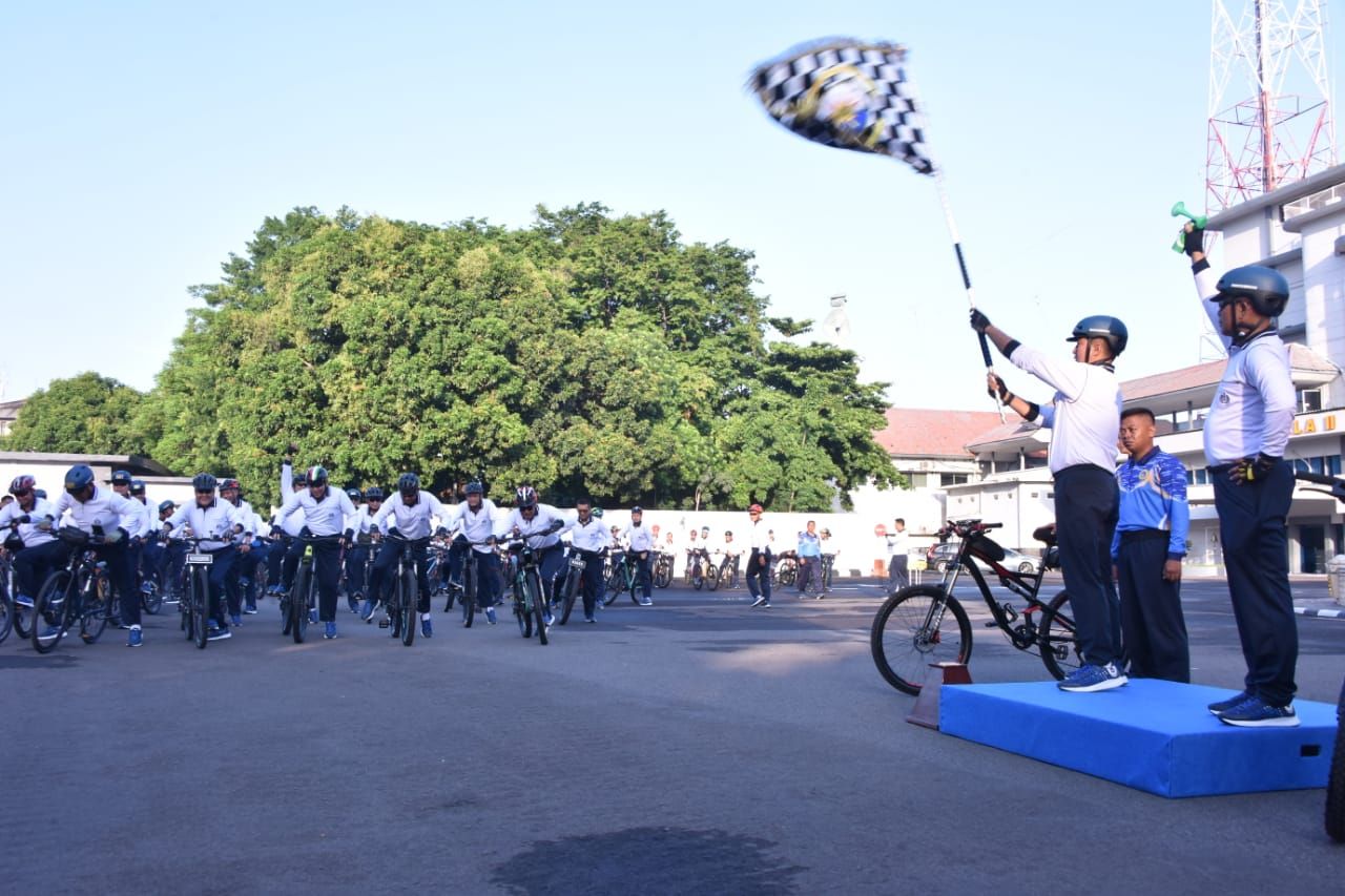 Dankodiklatar Bersama Pimpinan TNI AL Wilayah Surabaya Fun Bike dan Baksos Bersama