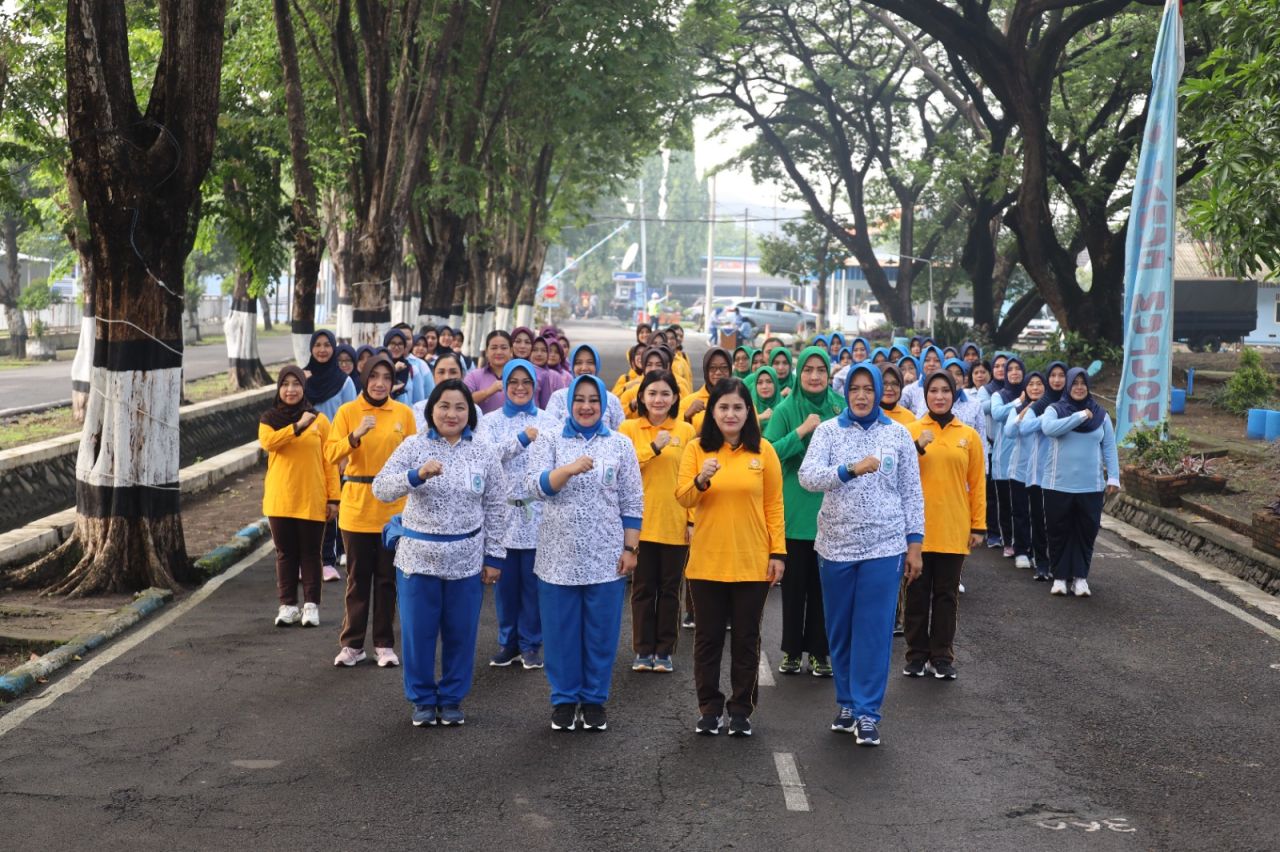 HUT Dharma Pertiwi Ke-60, Ayu Nur Alamsyah Ikuti Olahraga Bersama hingga Bagikan Door Prize