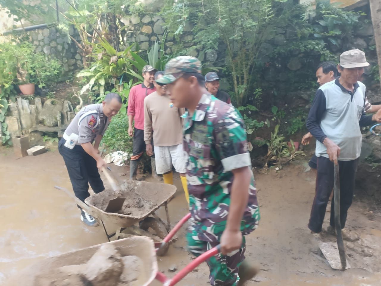 TNI-POLRI dan Warga Trenggalek Gotong Royong Bersihkan Material Longsor