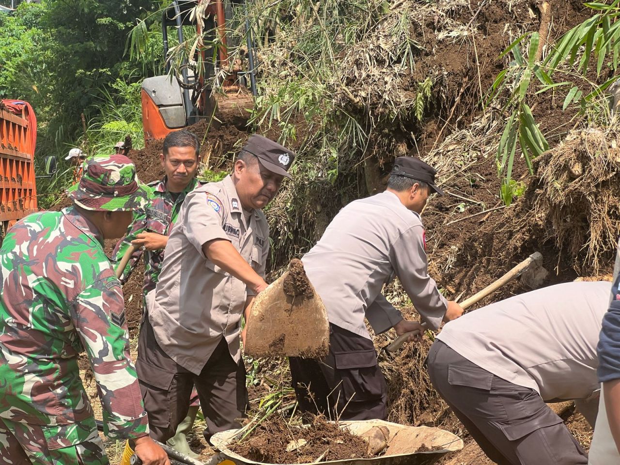 Polres Malang, TNI hingga Warga Gotong Royong Bersihkan Tanah Longsor di Wagir