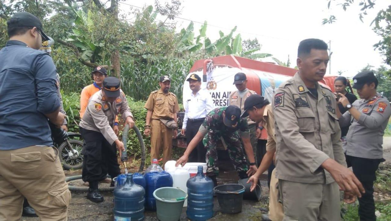 Warga Lumbang Terdampak Banjir, Polres Probolinggo Salurkan Air Bersih