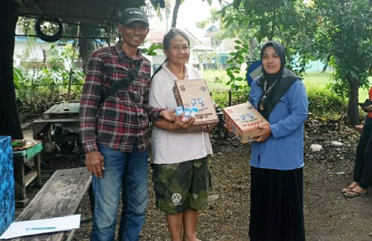 Peduli Banjir Sidoarjo, U Save Children Bersama Frisian Flag Indonesia Bagikan Susu untuk Anak