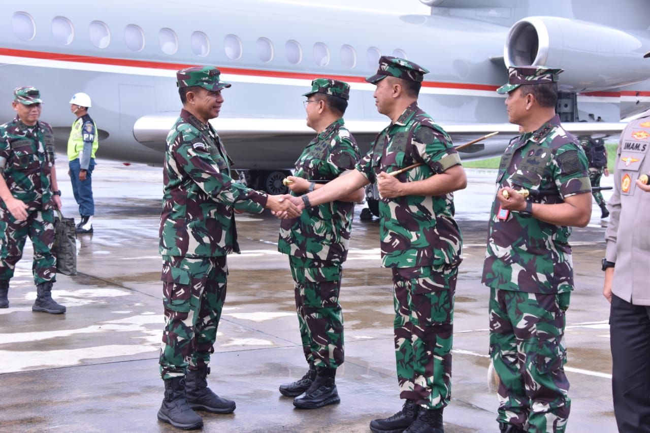 Kunker ke Jatim, Letjen TNI Nur Alamsyah Sambut Kedatangan Panglima TNI