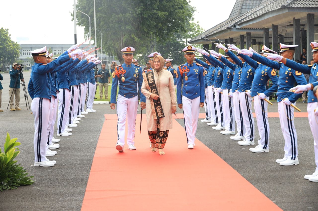 Evi Shopia Indra Subiyanto Dikukuhkan Sebagai Ibu Kehormatan Taruna Akademi TNI