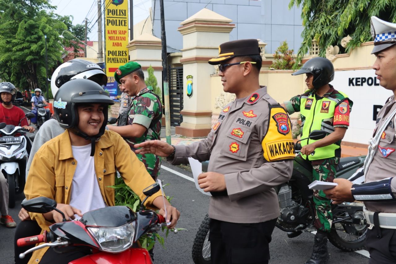 Operasi Keselamatan Semeru, Polres Pamekasan Bagikan Brosur Kamseltibcarlantas