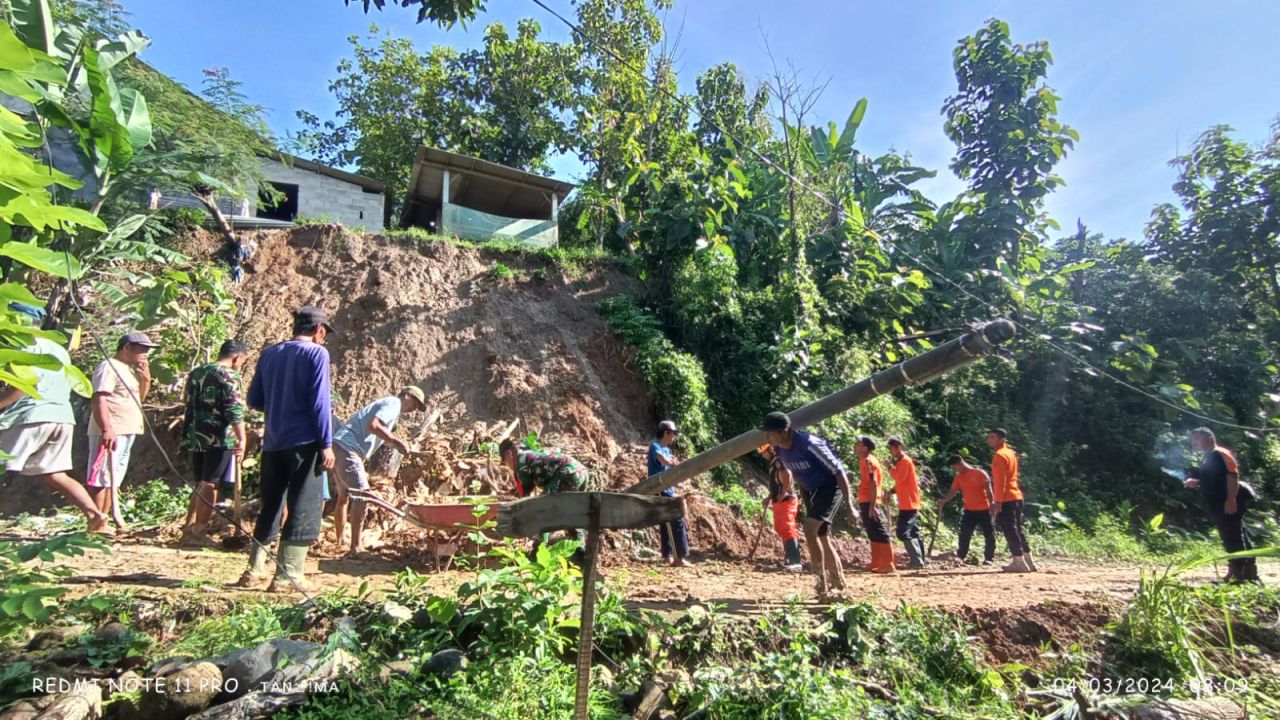 Kompaknya TNI - Polri dan Warga Saat Bersihkan Tanah Longsor di Magetan