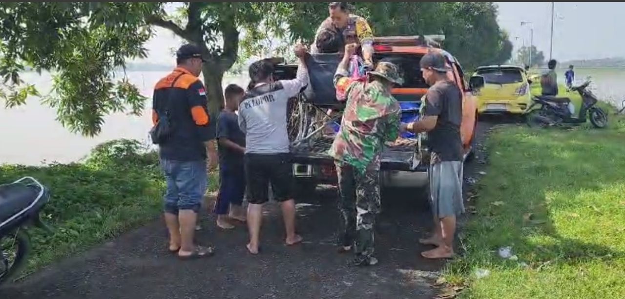 TNI-POLRI dan BPBD Mojokerto Evakuas Korban Banjir