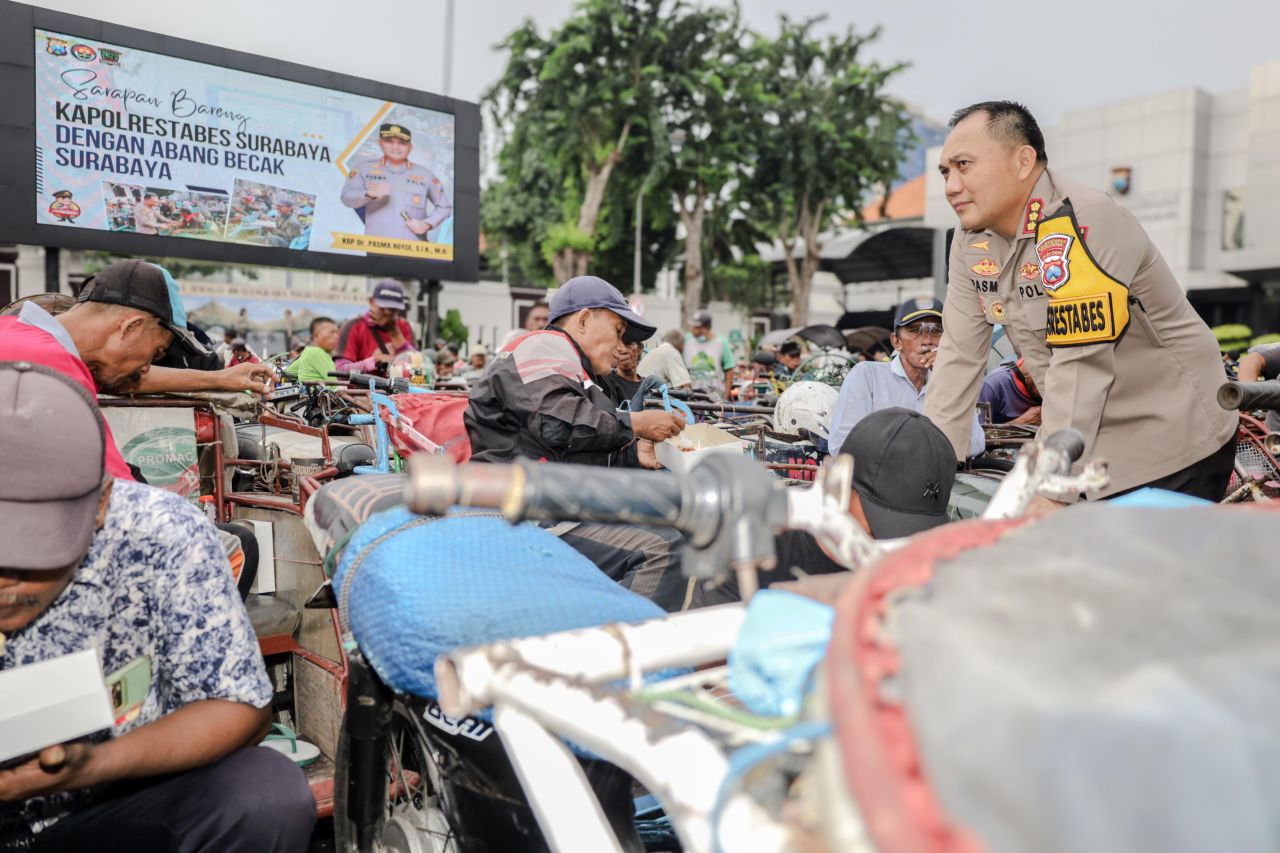 Kapolrestabes Surabaya Sarapan Bareng dan Berbagi Sembako dengan Abang Becak