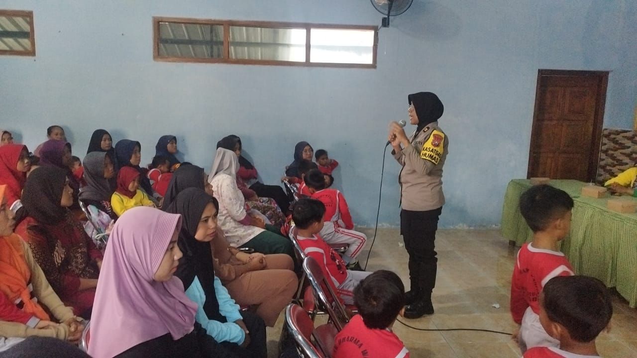 Di Depan Emak-emak, Polres Ngawi Sosialisasi Bahaya dan Pencegahan Kekerasan Anak