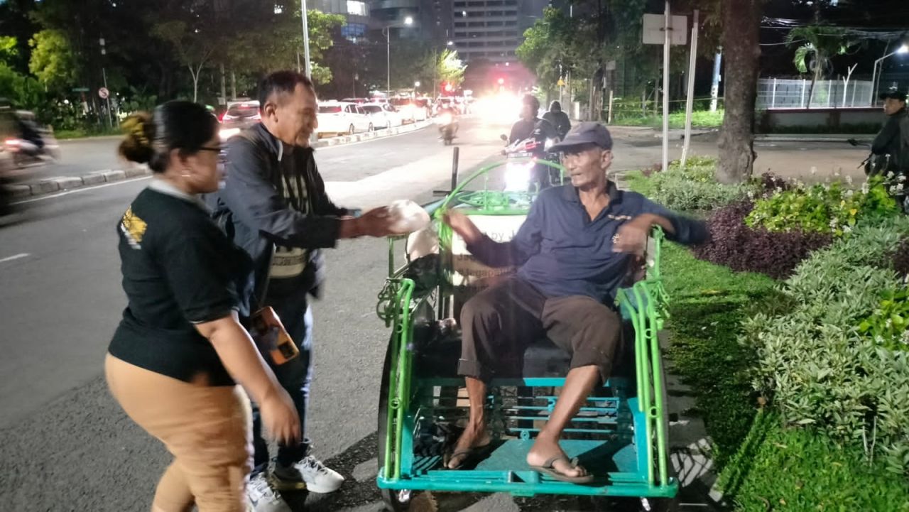 Harga Bahan Pokok Naik, Aliansi Wartawan Surabaya Berbagai dengan Masyarakat